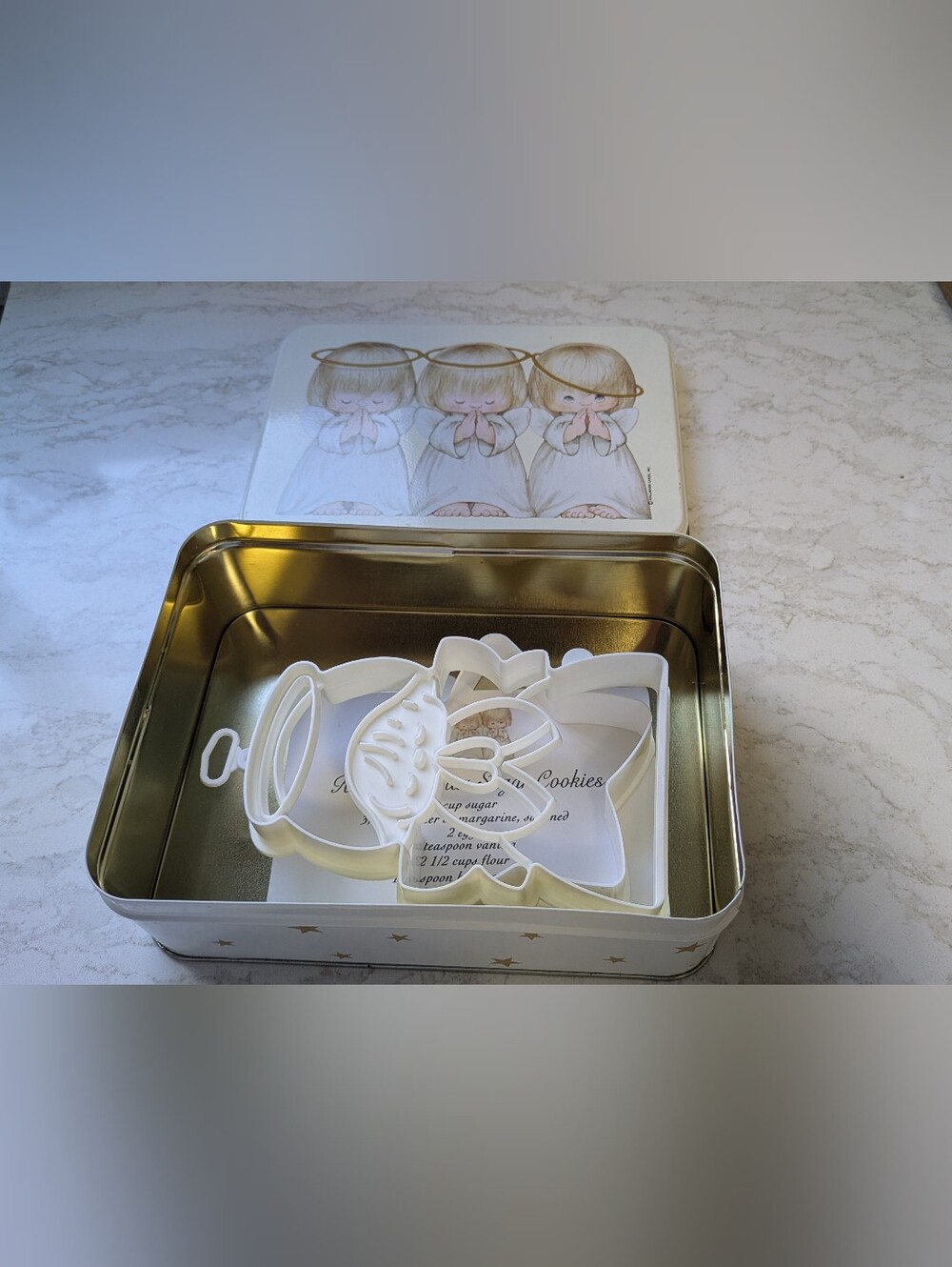 Three Angels Christmas Tin With Cookie Cutters And Recipe Card. - Picture 4 of 10